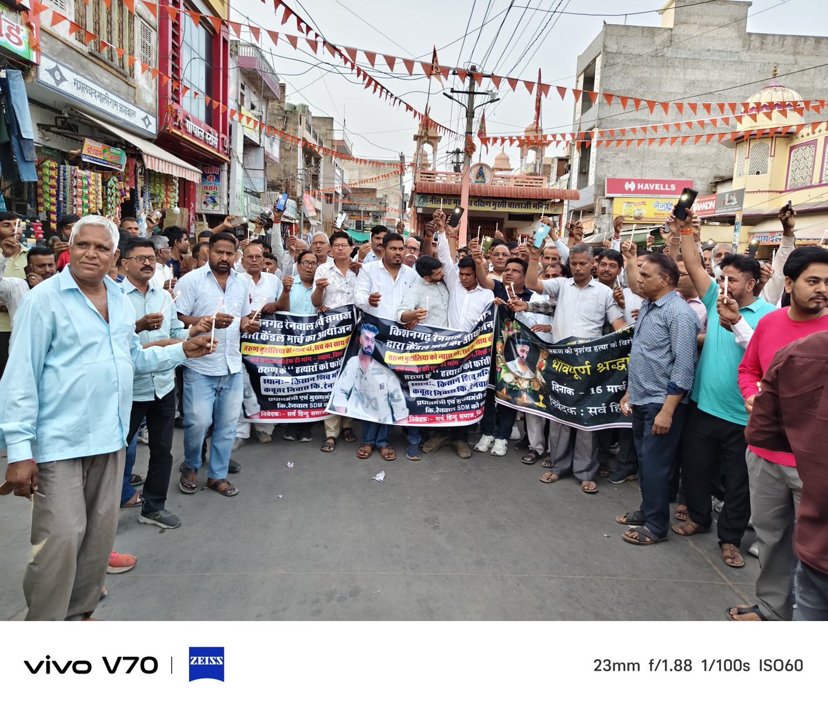 LakshmiSamariya's tweet photo. दिल्ली के तरुण हत्याकांड के विरोध में और तरुण को न्याय दिलाने के लिए राष्ट्रपति महोदय प्रधानमंत्री महोदय एवं मुख्यमंत्री दिल्ली सरकार के नाम किशनगढ़ रेनवाल में एसडीएम को ज्ञापन सोपा गया सर्व समाज ने कैंडल मार्च निकालकर तरुण खटीक को भावपूर्ण श्रद्धांजलि दी https://t.co/iAqZkC3N0p