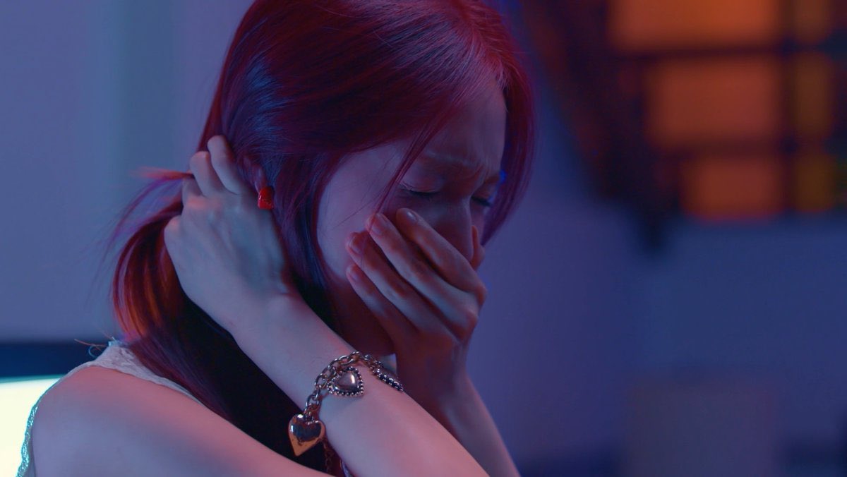 bbcab_'s tweet photo. น้องเลิฟเป็นคนที่เล่นซีนร้องไห้ได้น่าเจ็บปวดเสมอ ฮืออออ น้ำตาเป็นเม็ดเลยลูก ㅠ______ㅠ แล้วทุกอย่างส่งซีนมาก แอคติ้ง สีภาพ พรอพทีวีข���างหลังจอ��่าๆ สกอร์เพลง เหมือนจะบอกว่ากอหญ้าเจ็บปวดจนชาไปทั้งตัวและหัวใจแล้ว ;-;

#GirlRulesSeriesEP2
#MilkLove #มิ้ลค์เลิฟ https://t.co/2ZafECYOMG