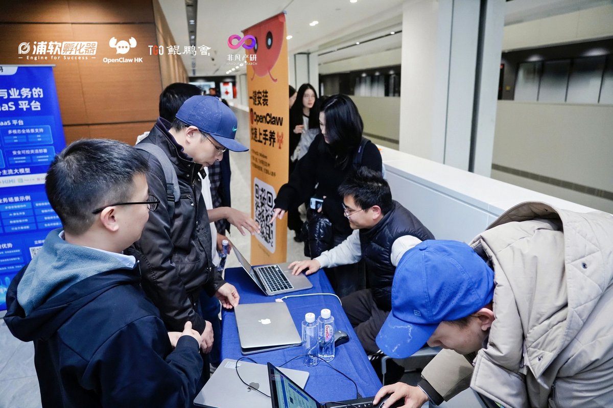 OpenClaw_ASIA's tweet photo. OpenClaw Shanghai wrapped up this past weekend.

400+ developers, builders, and AI enthusiasts gathered at Shanghai Pudong Software Park.

Packed rooms, live demos, people installing OpenClaw together, and constant idea exchange across the room.

One moment from the stage:

OpenClaw HK → OpenClaw Asia.

More highlights coming soon.