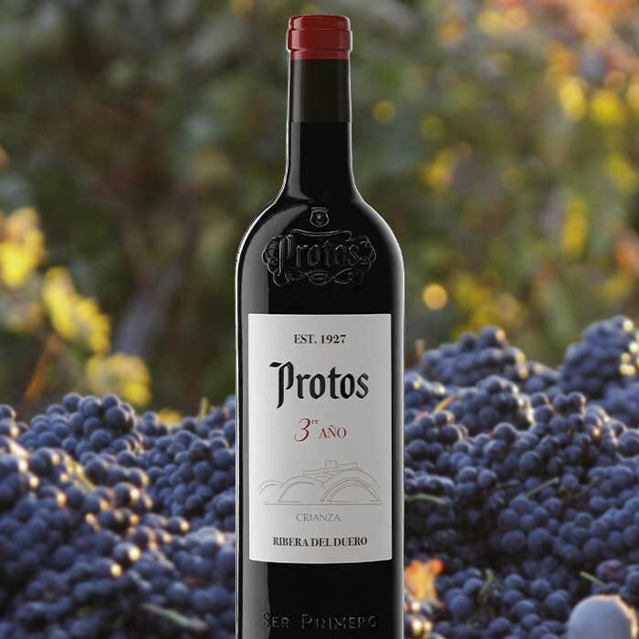 Bodegas_Protos's tweet photo. Protos 3er año: la elegancia de la Ribera del Duero en cada copa. 🍇 Un vino tinto con carácter, aromas a frutos rojos maduros y toques de vainilla. Perfecto para acompañar tus mejores momentos.🍷
#RiberaDelDuero #VinoTinto #MomentoProtos https://t.co/xrbNQEXPRo