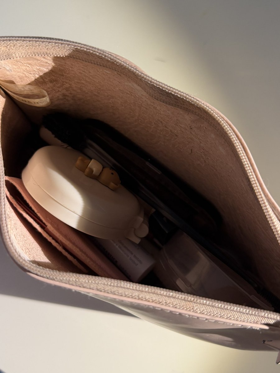 Ho trovato questo borsello nei dintorni di Napoli, vorrei restituirlo al legittimo proprietario.
Se è tuo, scrivimi in DM descrivendo com'è dentro o qualche dettaglio, nomi di trucchi, per confermare che è tuo. 
#Napoli