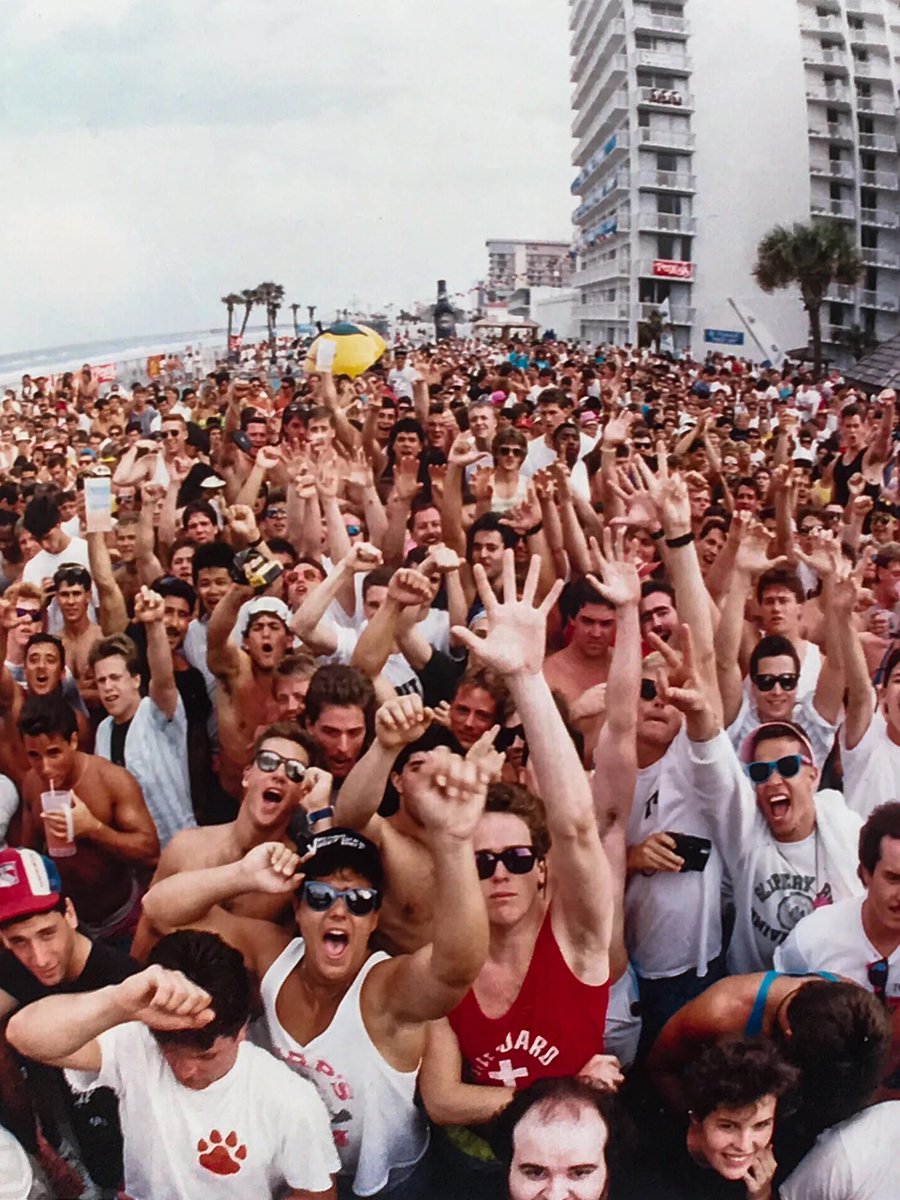 SoCalRuss1983's tweet image. Daytona Beach sunbathers looked much different when I was in college.