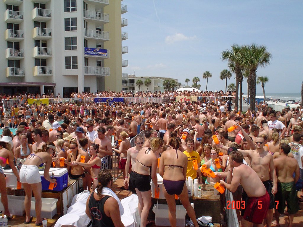 SoCalRuss1983's tweet image. Daytona Beach sunbathers looked much different when I was in college.