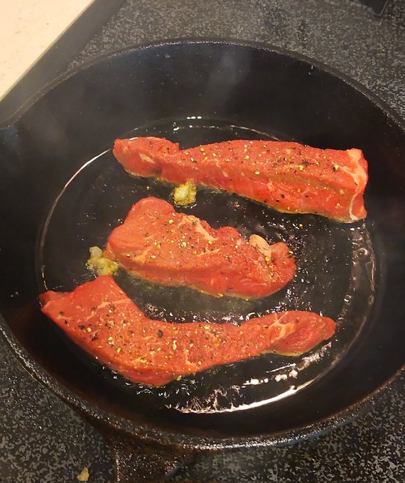 鉄スキレットの、真の力が目覚める...( ˇωˇ )
#200円ビーフ 