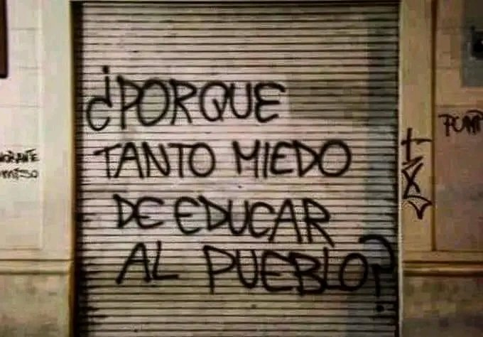 "No hay mayor tragedia que una sociedad que ha dejado de leer, ha dejado de pensar".

-Ray Bradbury.