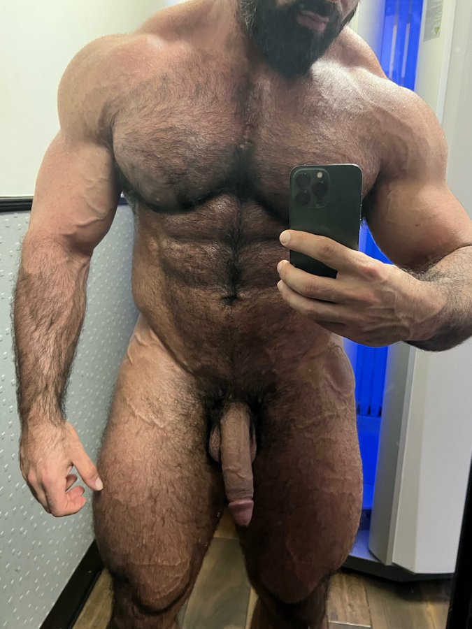 Only hunks tweet media