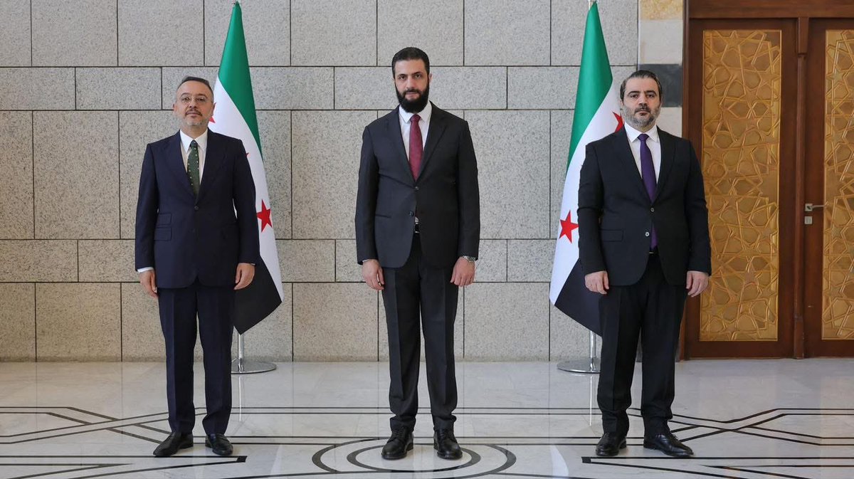 SyriaBulletin's tweet photo. الرئيس أحمد #الشرع يتسلم أوراق اعتماد سعادة السفير نوح يلماز، سفير جمهورية تركيا لدى الجمهورية العربية السورية وذلك خلال مراسم رسمية أُقيمت في قصر الشعب بدمشق بحضور وزير الخارجية والمغتربين أسعد الشيباني.

#سوريا #نشرة_سوريا https://t.co/AyP2fM4Nqt