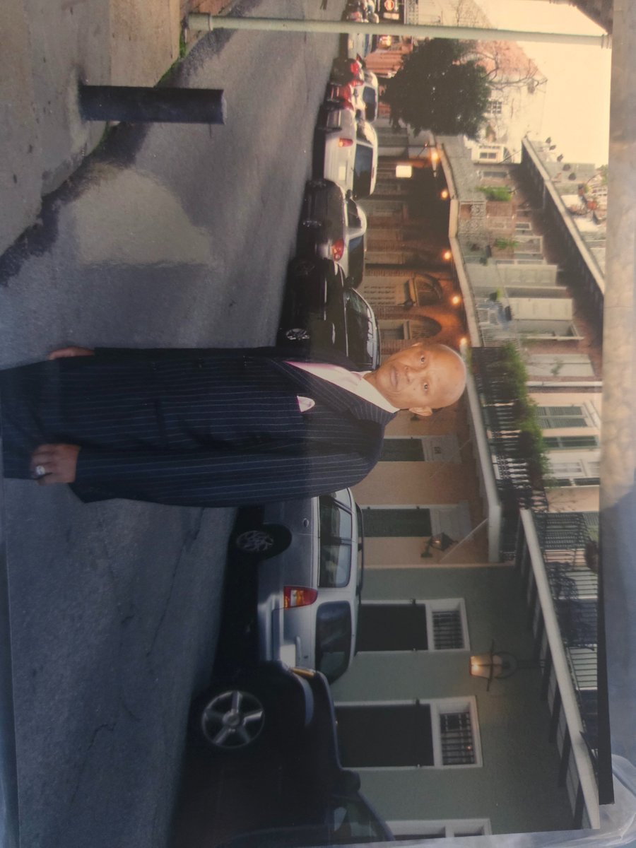 b.Favorite tweet media