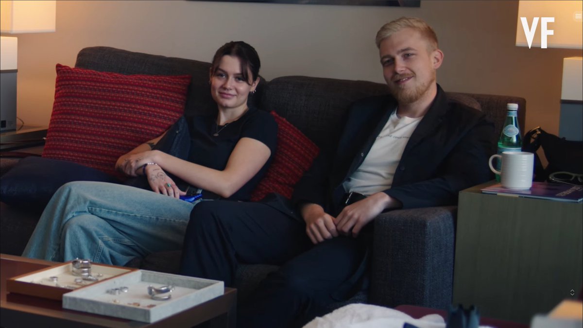 "ผมมากับคนกันเองทั้งนั้นเลยครับ นั่น 'แซ็ก' เพื่อนที่ทำหนังมาด้วยกัน แล้วนั่นก็ 'เคทลิน' แฟนผมเอง ผมมีแต่คนดี ๆ อยู่รอบตัว พวกเขาเป็นเหมือนครอบครัวเล็ก ๆ ที่คอยดูแลให้ผมรู้สึกปลอดภัยอยู่เสมอ เหมือนผมเป็นลูกเจี๊ยบที่ถูกประคบประหงมอยู่ในตู้ฟักอะไรแบบนั้นครับ"

น่ารักและชัดเจนเสมอ🤘