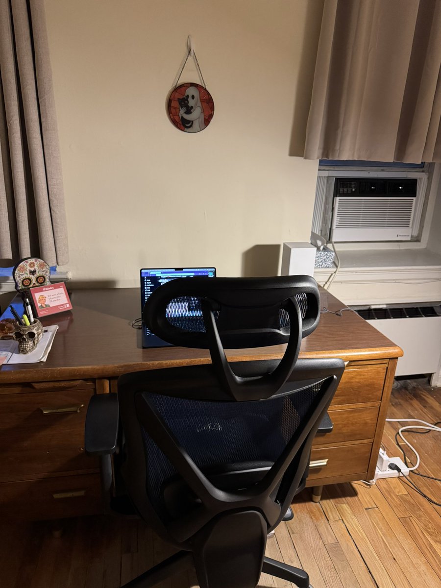 amy_grech's tweet photo. Here’s my writing space! #AuthorLife #HorrorCommunity #NYCAuthor #PoetryCommunity #WiHM #WomenInHorrorMonth #WritingCommunity https://t.co/KC5UyhqkKg