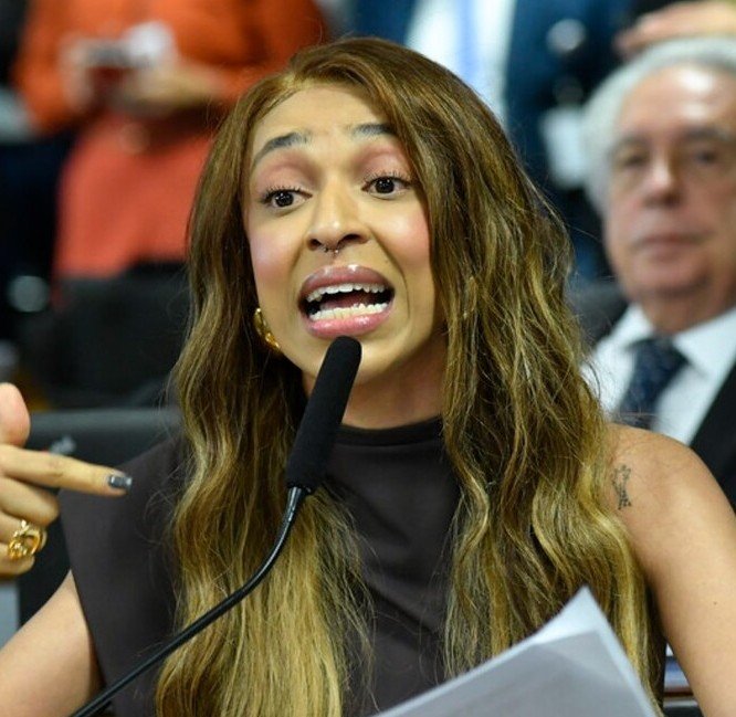 reportersalles's tweet photo. Abaixo-assinado contra Erika Hilton ultrapassa 120 mil assinaturas

Até o início da tarde desta segunda, a petição, que exige que a Comissão de Defesa dos Direitos da Mulher seja presidida por uma mulher, já somava 125 mil apoiadores.

Em paralelo, Erika Hilton tenta censurar o apresentador Ratinho e pressiona pelo cancelamento de seu programa no SBT depois que ele criticou a sua indicação para a presidência da comissão.