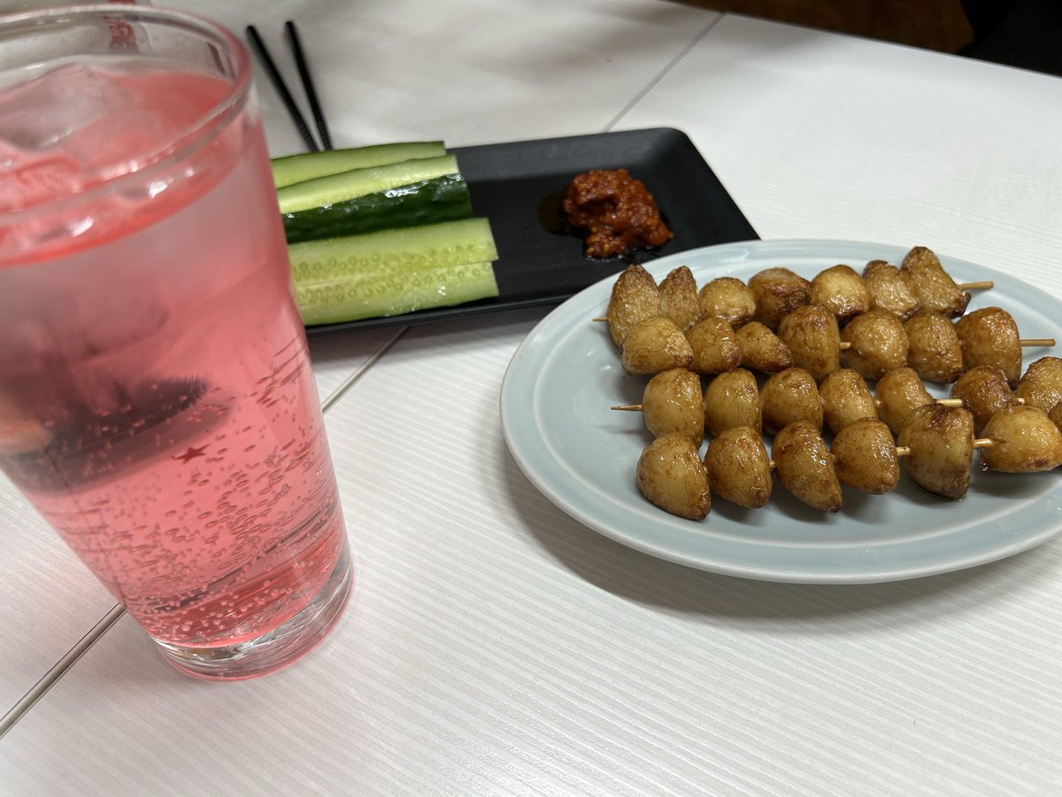 Chan_Sakehiro's tweet photo. 仕事終わってお腹空いたので、タンタンメン食べにきました😊
今日は休肝日にしよう！！と思ってたのですが、急遽方向転換！
ヒゲのおじさんとの再会に乾杯🍻
おつまみのニンニク串を麺に投入しました！
あの人にもこのニンニク食べてほしいなぁ〜
いやぁ〜美味しい🤤
#ニュータンタンメン　金家座間店 https://t.co/wU1euDL51G
