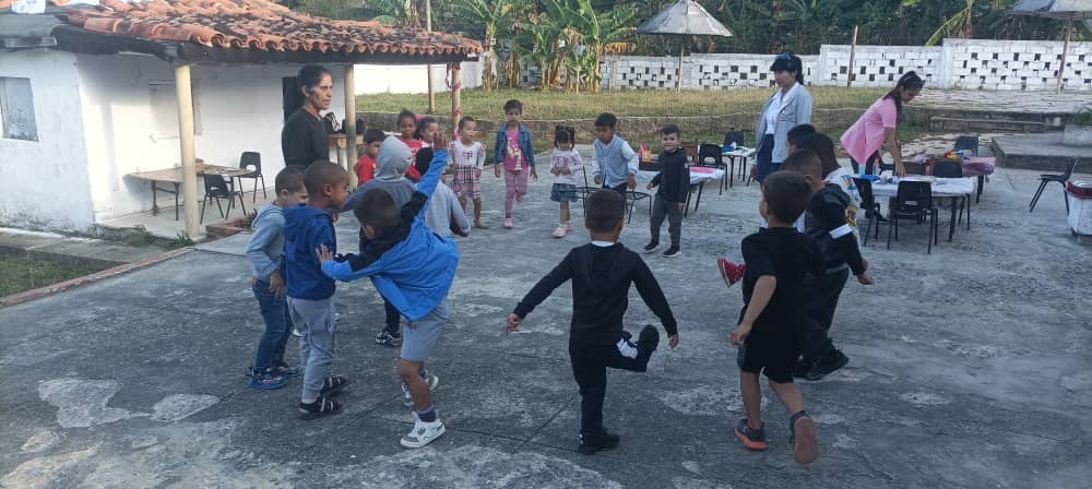 Feliz inicio de semana les desean los pequeños de la #PrimeraInfancia de #Guane #PinardelRío