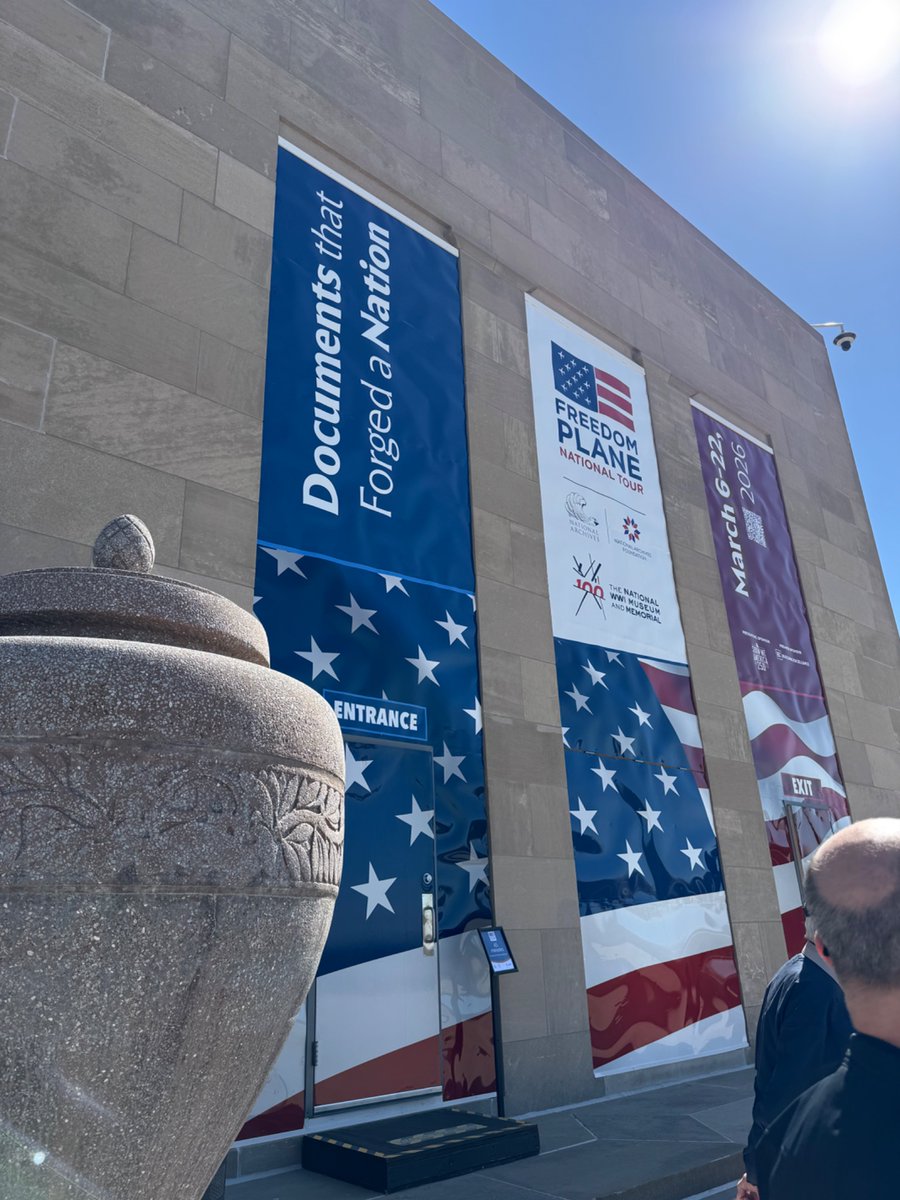 _apf10_'s tweet photo. Saw the Freedom Plane this weekend Downtown KC! What a great experience for everyone to witness! @USNatArchives https://t.co/ea4CxA7NfC