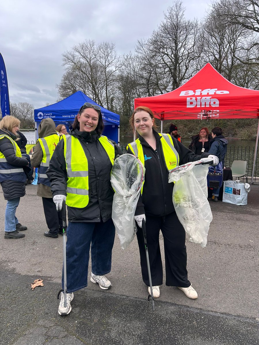 MCRparks_'s tweet photo. Fantastic day at the Premier Event for the Great British Spring Clean, amazing to see so many people getting stuck in and supporting the campaign! 🚮

It was also a great chance for us to debut our brand-new uniforms and branded vans!💚

#GBSpringClean  #MCRSpringClean26 https://t.co/ijx1ezOSyI