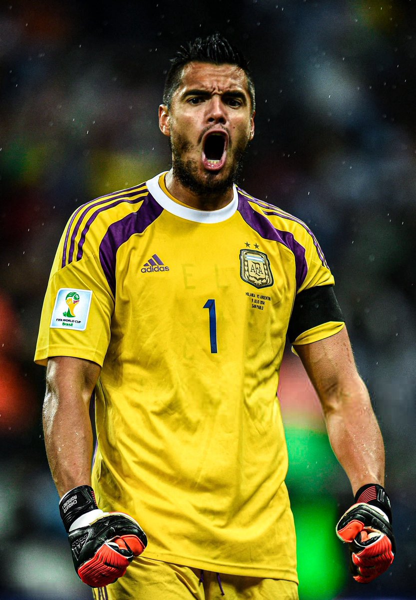DeportesAlTacok's tweet photo. 🚨❌🇦🇷 [CONFIRMADO] Sergio ‘Chiquito’ ROMERO se RETIRÓ del FÚTBOL a sus 39 AÑOS y va a lanzarse como DT. 

🏆 Logró 9 TÍTULOS y fue SUBCAMPEÓN del Mundial 2014, #CopaAmérica (2 veces), #SupercopaUEFA, #CopaLibertadores y #CopaArgentina, entre otros torneos. 

*️⃣ Actualmente tiene el RÉCORD del ARQUERO con MÁS PARTIDOS (96) en la HISTORIA de la Selección Argentina. 

ℹ️ @Cristoffede