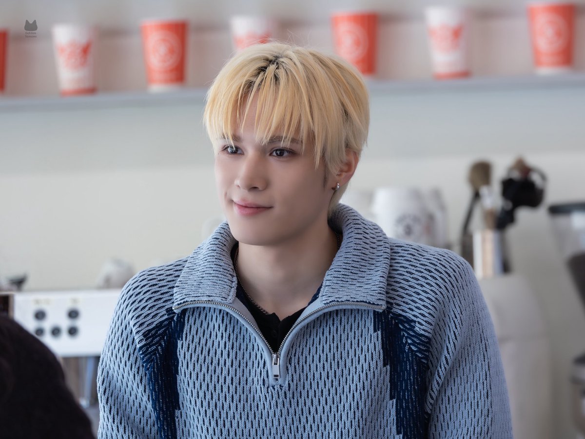 goldenseasons38's tweet photo. 260308 FEEL Release Event Cafe Event 

너무 잘생긴 카페 직원분☕️

#ONEPACT #원팩트 #ワンパクト
#제이창 #jaychang #ジェイチャン https://t.co/hNBBlfCse1