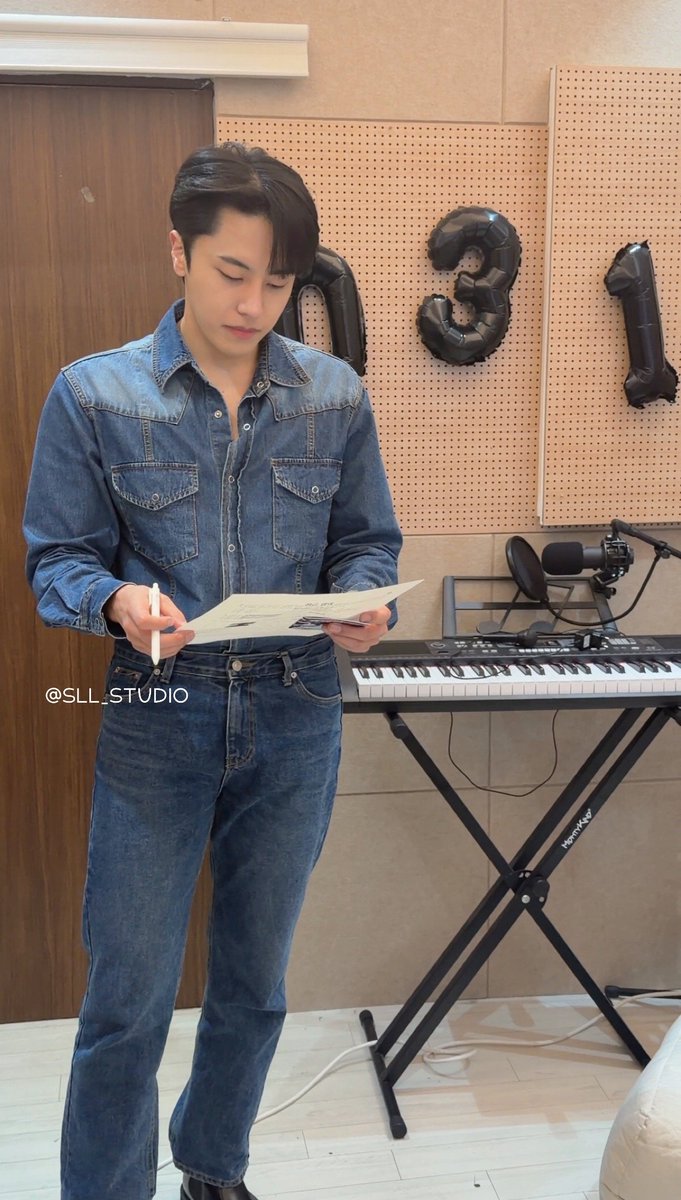 SLL_Studio's tweet photo. 𝗝𝗘𝗢𝗡𝗚𝗚𝗬𝗨 𝟵𝗧𝗛 𝗔𝗡𝗡𝗜𝗩𝗘𝗥𝗦𝗔𝗥𝗬 𝗘𝗩𝗘𝗡𝗧

₊˚⊹⁠♡꒰ა ɢʏᴜ ᴀɪʀ ✈️ᯓ ໒꒱♡⊹⁠˚₊ 

규에어 항공 ‘JG316’ 편 
1일차, 임정규 배우가 탑승 수속을 완료하였습니다 - .ᐟ

#규에어항공_이륙합니다
#정규의데뷔9주년을축하해 https://t.co/LACYC9gLDF