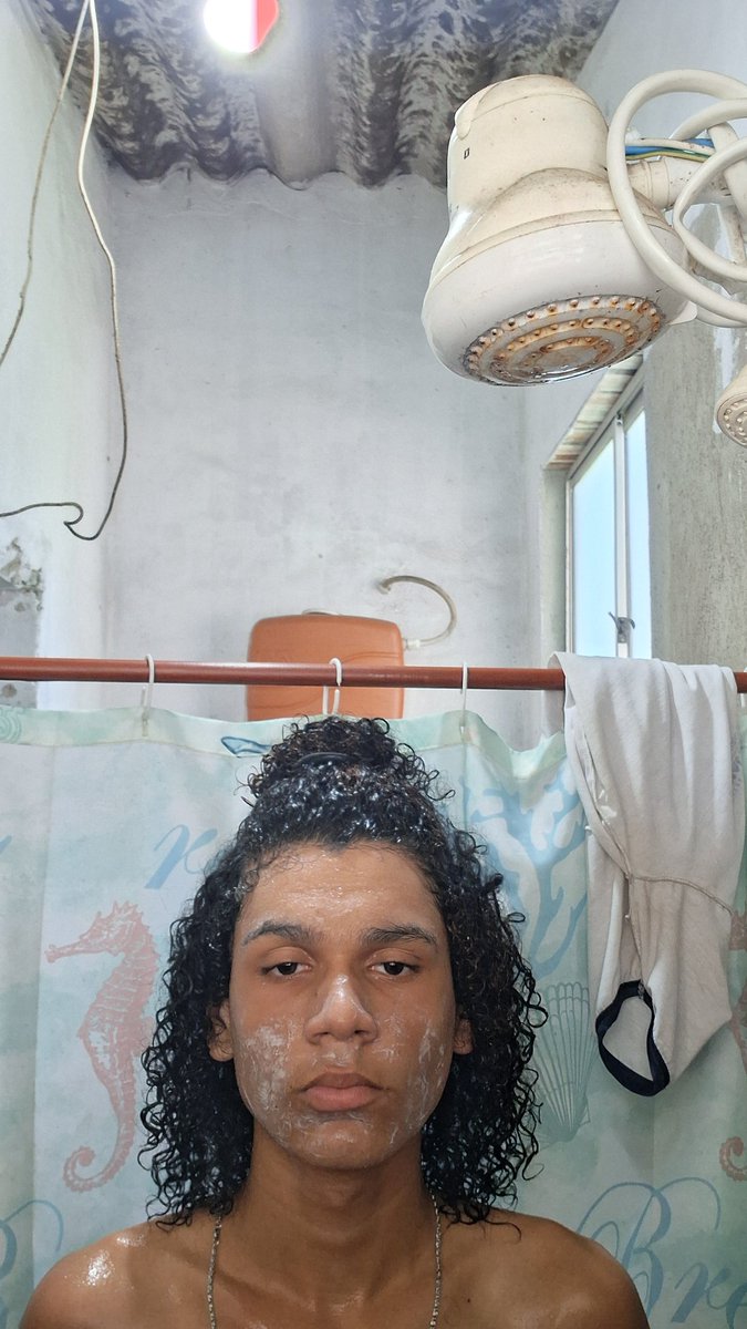 czncee's tweet photo. lavar o cabelo e ir fazer skincare enquanto pareço um poddle, nunca vai ter nada que dê a sensação terapêutica igual https://t.co/qUcD4XMvMa