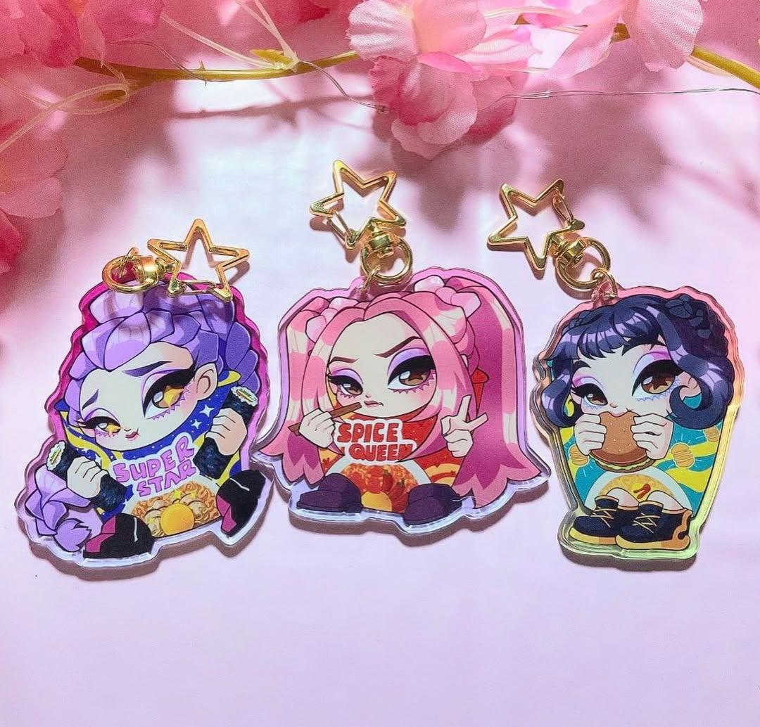 Jelliemia's tweet image. ✨️CUSTOM KEYCHAIN Ych ✨️
3 SLOTS each 
 You will get: 
💖Png art of your character 
💖PHYSICAL keychain about 6.5 cm 
💖holographic stickers with this art 
💖shipping included in  price  #keychain #ych #commission