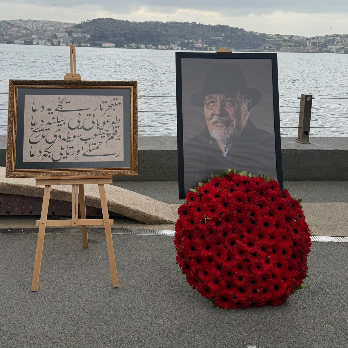 asyakaragull's tweet photo. on bir ayın sultanı ramazan’da, mübarek bir cuma gününde vefat etti. kadir gecesi’nde defnediliyor. rahmet olsun. https://t.co/KWqOmY3aCI