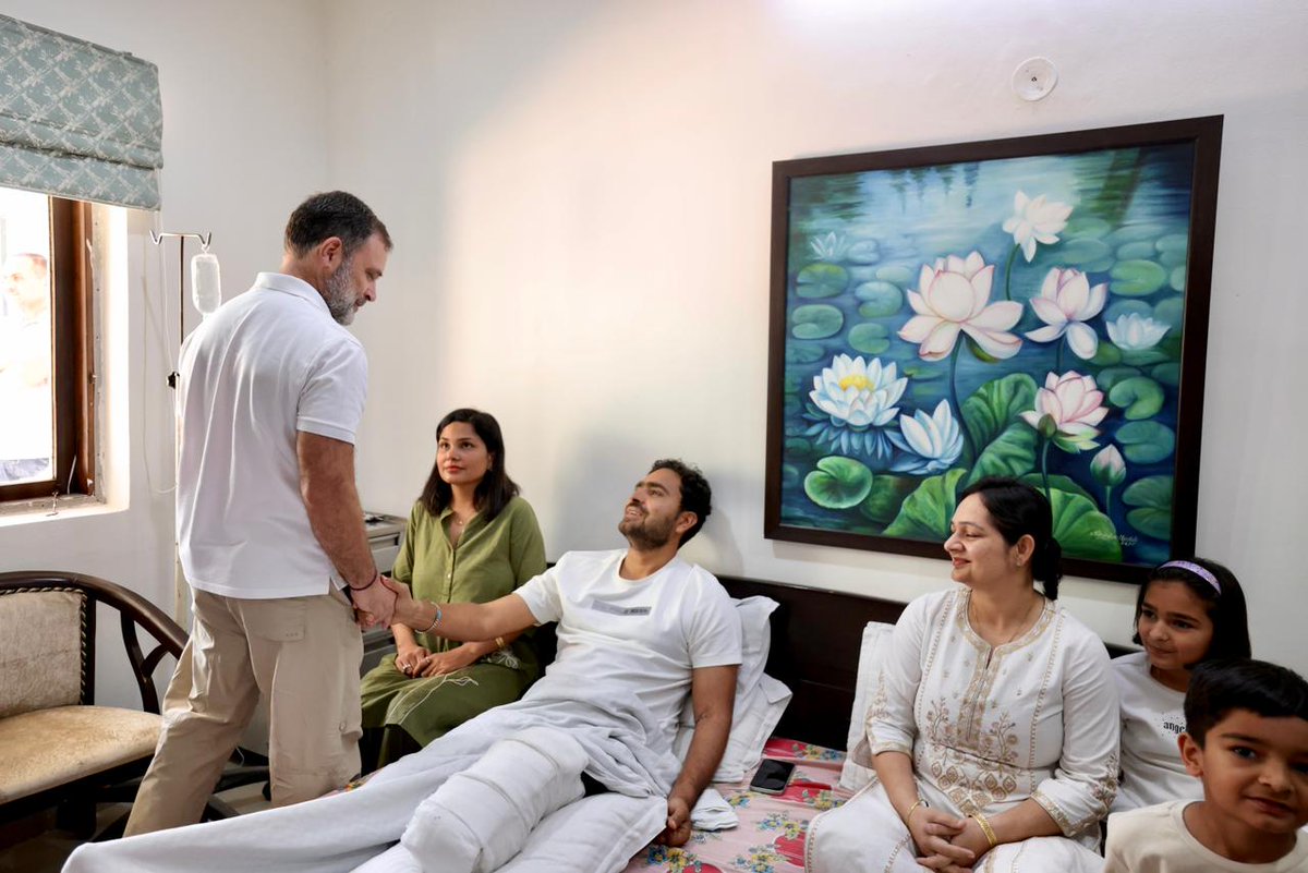 livemanish_'s tweet photo. राहुल गांधी जी ने आज फिर साबित किया कि वे सिर्फ़ राजनीति नहीं, बल्कि देश के जवानों के दर्द और सम्मान की भी सच्ची आवाज़ हैं।
CRPF की कोबरा बटालियन के असिस्टेंट कमांडेंट Ajay Malik से मिलने पहुंचे।
1 मार्च को झारखंड के नक्सल ऑपरेशन में अजय मलिक ने देश की सेवा करते हुए अपना एक पैर गंवा दिया। मगर उनका दर्द इससे भी बड़ा है कि पिछले 15 वर्षों से CRPF और अन्य CAPF अफ़सरों का प्रमोशन रुका हुआ है।
CAPF ने सुप्रीम कोर्ट में लंबा मुक़दमा लड़कर जीता, जिसमें IPS डेपुटेशन खत्म करने का निर्णय आया। लेकिन अब सरकार इस पर बिल लाकर डेपुटेशन जारी रखना चाहती है।
इस मुद्दे पर @kharge जी ने प्रधानमंत्री को चिट्ठी लिखकर CAPF अफ़सरों के साथ न्याय करने की मांग की है।