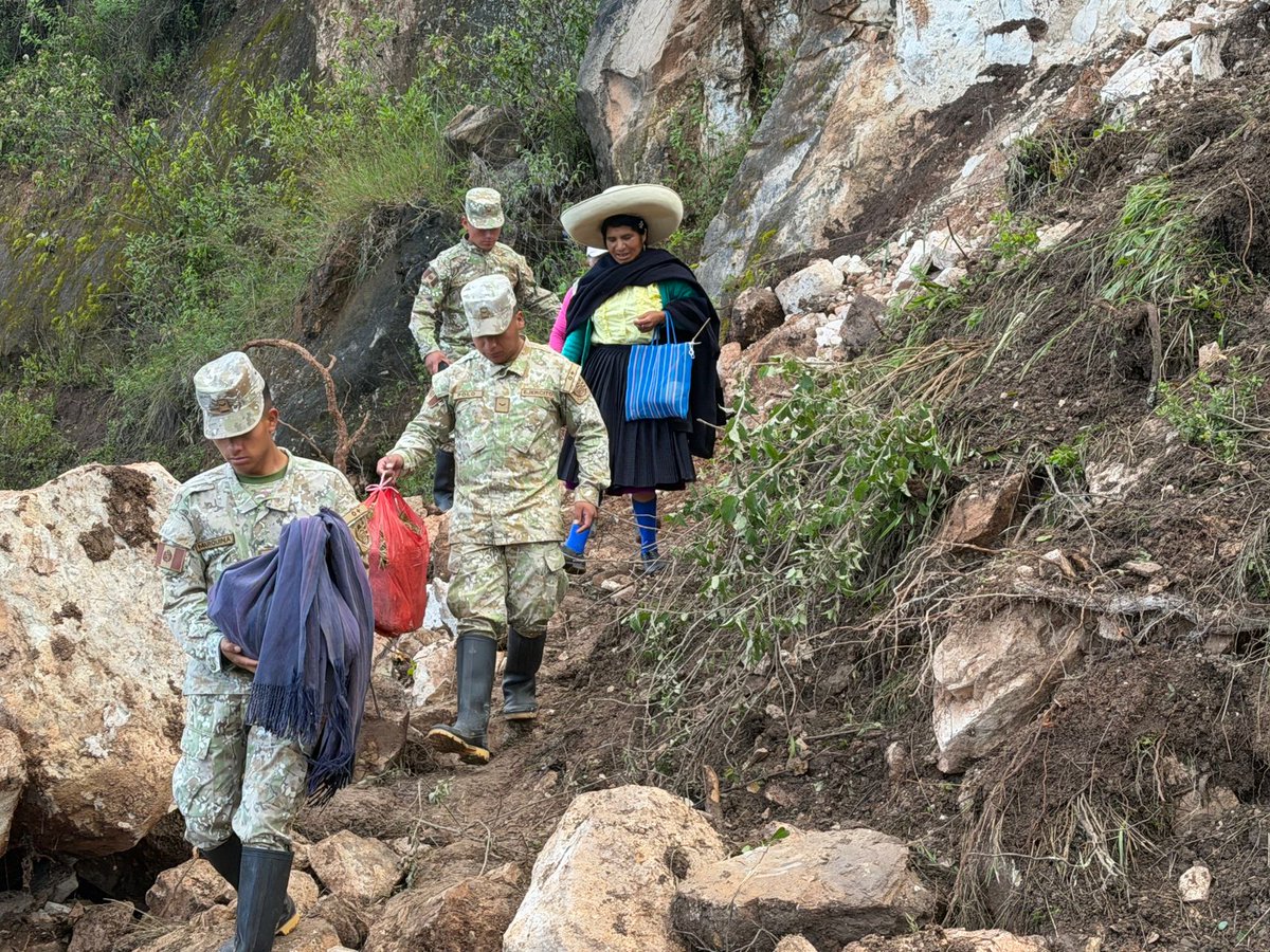 CCFFAA_PERU's tweet photo. Además, personal militar y policial del #CUPAZ apoya en el traslado seguro de los niños, quienes han iniciado el año escolar. Adolescentes y adultos también reciben ayuda para desplazarse junto a sus pertenencias. 2/2 https://t.co/RuQkTQFD9p