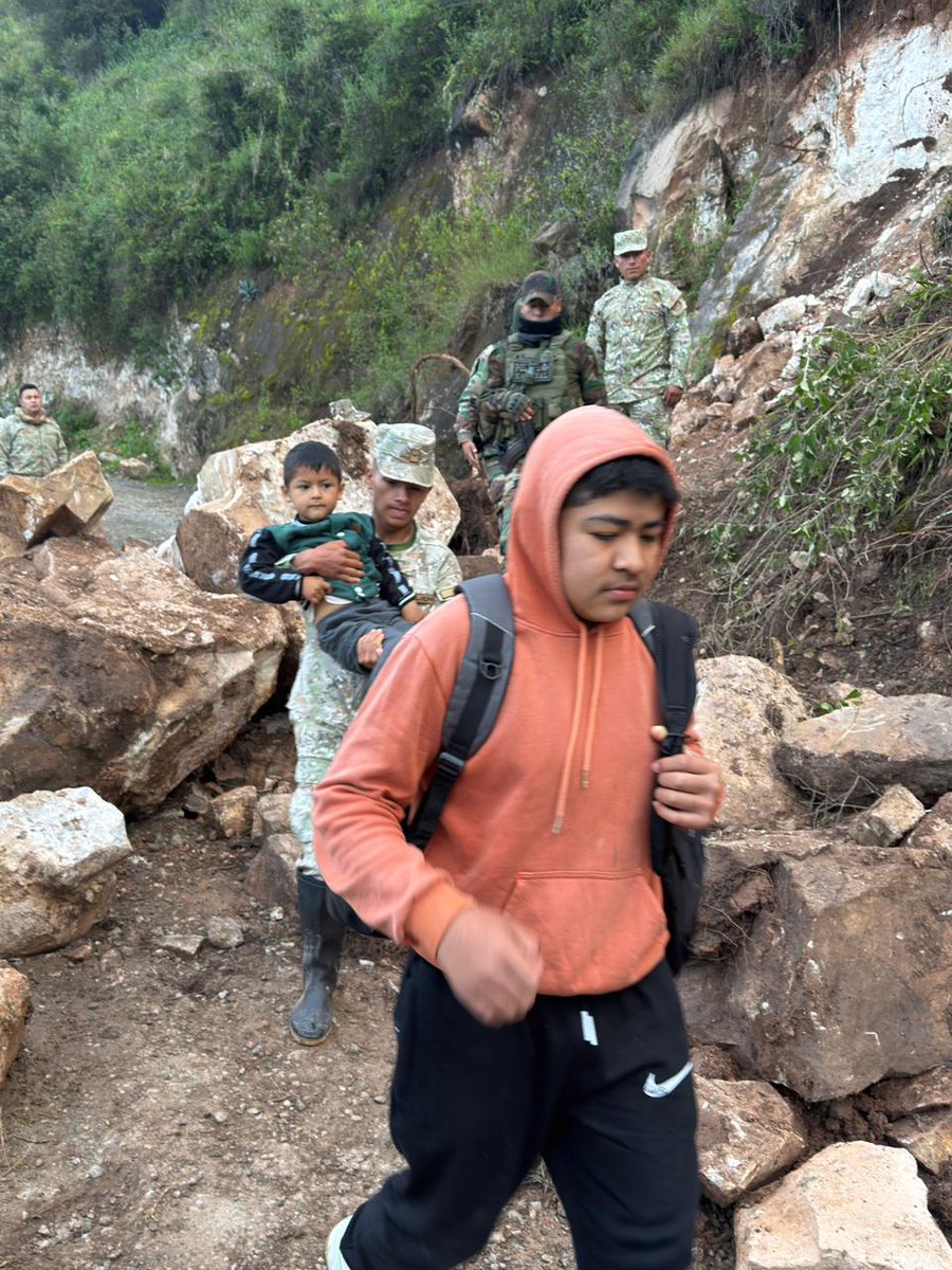 CCFFAA_PERU's tweet photo. Además, personal militar y policial del #CUPAZ apoya en el traslado seguro de los niños, quienes han iniciado el año escolar. Adolescentes y adultos también reciben ayuda para desplazarse junto a sus pertenencias. 2/2 https://t.co/RuQkTQFD9p