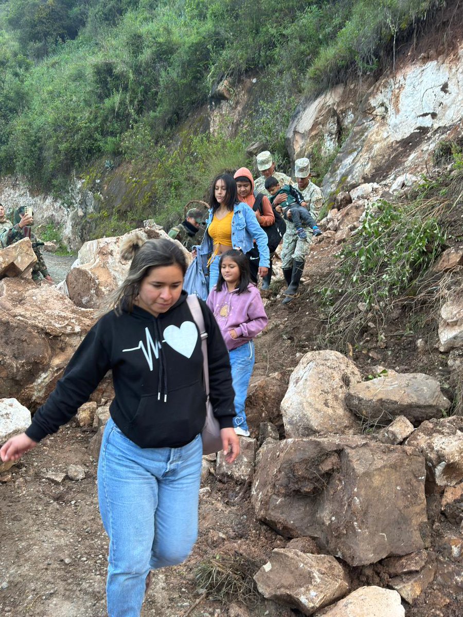 CCFFAA_PERU's tweet photo. Además, personal militar y policial del #CUPAZ apoya en el traslado seguro de los niños, quienes han iniciado el año escolar. Adolescentes y adultos también reciben ayuda para desplazarse junto a sus pertenencias. 2/2 https://t.co/RuQkTQFD9p
