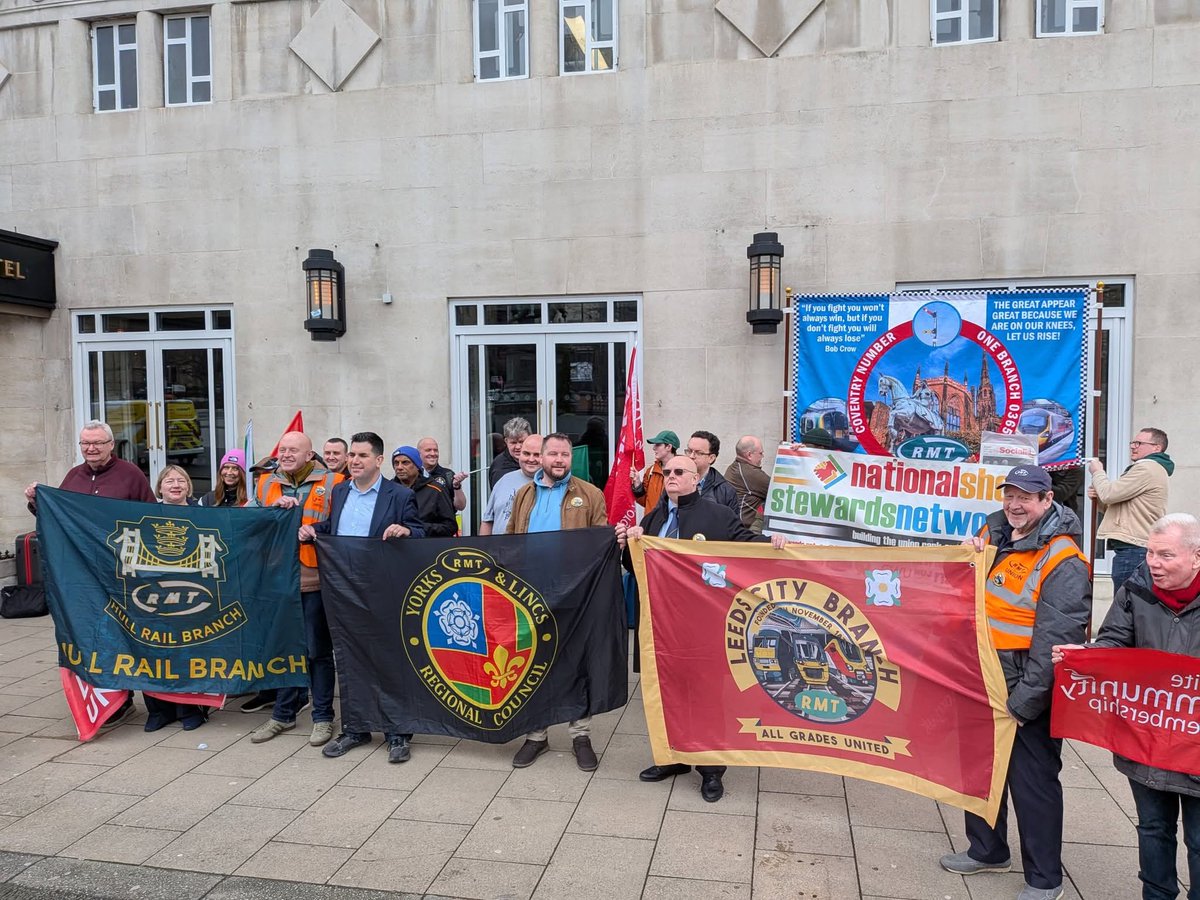 NSSN_AntiCuts's tweet image. ##NSSN supporting @RMTunion protest against #outsourcing on Northern Rail outside the Transport for the North meeting in #Leeds today

Read more here - rmt.org.uk/news/rmt-prote…