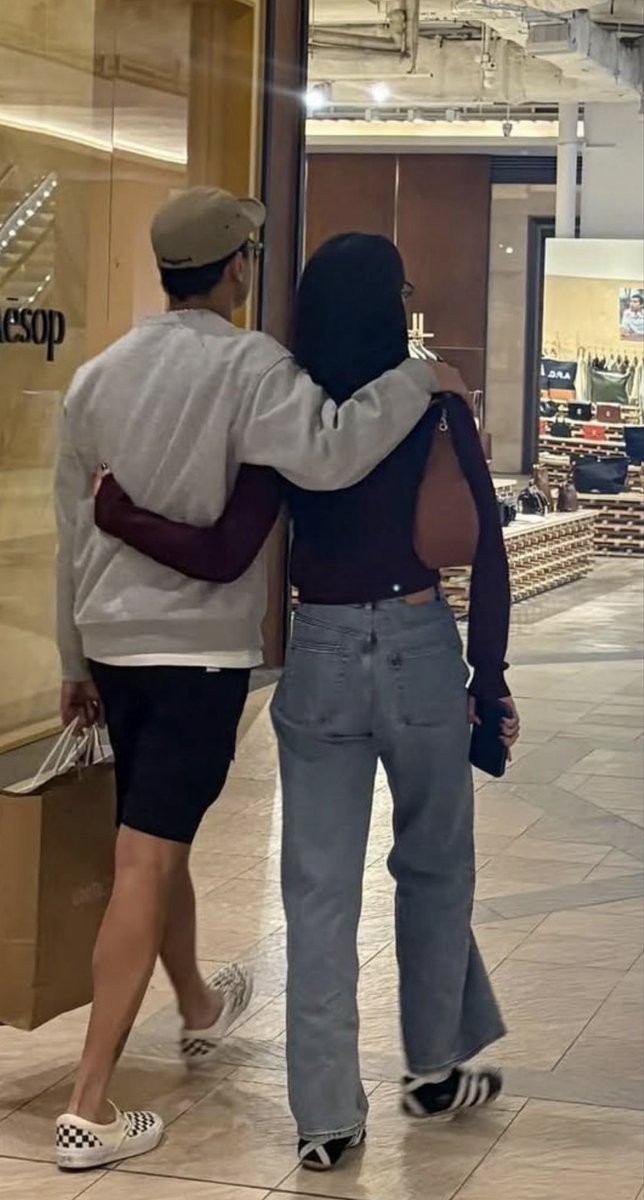 MaTeresaPena1's tweet photo. Kilig talaga ako sa #KJcouple 🧡 ito iyong totoong Love 💖
Nakaakbay na sila ang puso natin ay masaya 🥰✨
Thank you Lord …
#KaiNiel
#DanielPadilla #KailaEstrada https://t.co/tqPIldyDcl