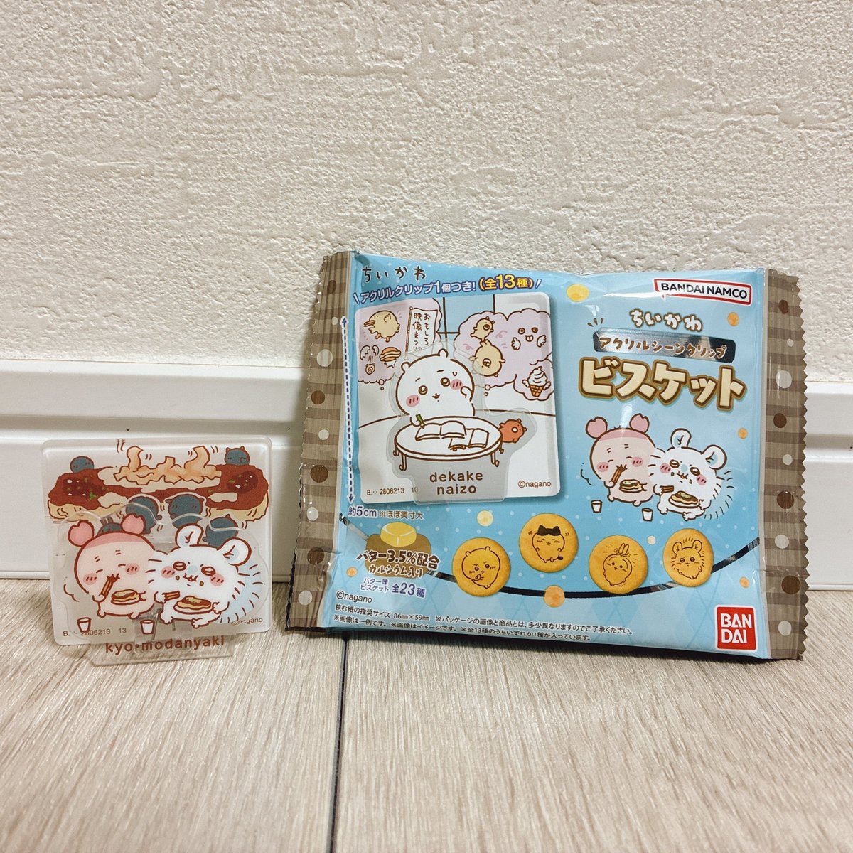 iii_yaha's tweet photo. ちいかわ　アクリルシーンクリップ📎

可愛い🫶

#ちいかわ #モモンガ #古本屋さん https://t.co/X1zu5tV18l