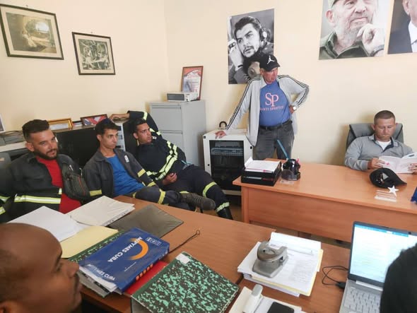 Hoy en la UEB OBE Taguasco se reunen  para realizar el Mitin de Seguridad y Salud, en el mismo se reflexionaron  sobre las medidas de seguridad y los riesgos que pueden enfrentar en su labor diaria.
#SanctiSpíritusEnMarcha #EléctricosEspirituanos