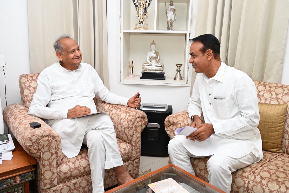 ChetanDudiINC's tweet photo. प्रदेश के लोकप्रिय मुख्यमंत्री रहे आदरणीय श्री अशोक गहलोत जी से मुलाक़ात की| रूस और यूक्रेन युद्ध में डीडवाना के ग्राम निमोद, बांसा और रसाल के युवा रूस की सेना में फँसे हुए हैं उनकी वापसी को लेकर केंद्र सरकार से बातचीत करने का आग्रह किया| गहलोत साहब ने तुरंत डीडवाना सहित प्रदेश के 61 युवाओं की वापसी को लेकर विदेश मंत्रालय से बातचीत की, वहां से सकारात्मक जवाब मिला|
@ashokgehlot51