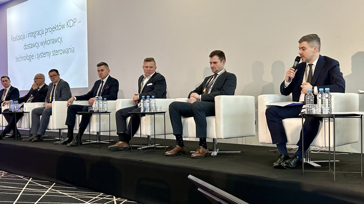 PortPolska_info's tweet image. 🚄 - Prezentujemy systemowe podejście do sieci kolejowej📈. Punktem wyjścia jest dla nas możliwe różne zastosowanie linii kolejowych. Nasze projekty konsultujemy szeroko z wojskiem, uwzględniając wytyczne infrastruktury podwójnego przeznaczenia #DualUse - Michał #Pyzik, dyr.