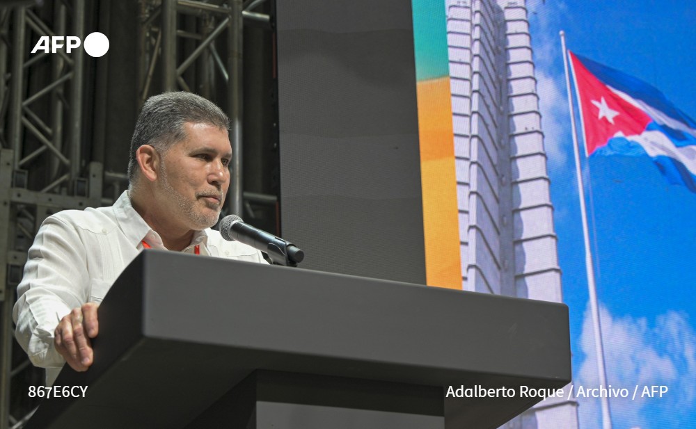 AFPespanol's tweet photo. Los cubanos que viven en el exterior y sus descendientes podrán invertir en la isla, anunció el ministro cubano de Comercio Exterior e Inversión Extranjera, Oscar Pérez-Oliva, en una entrevista concedida a la cadena estadounidense NBC en La Habana y publicada este lunes #AFP https://t.co/aK4ZeVofHK