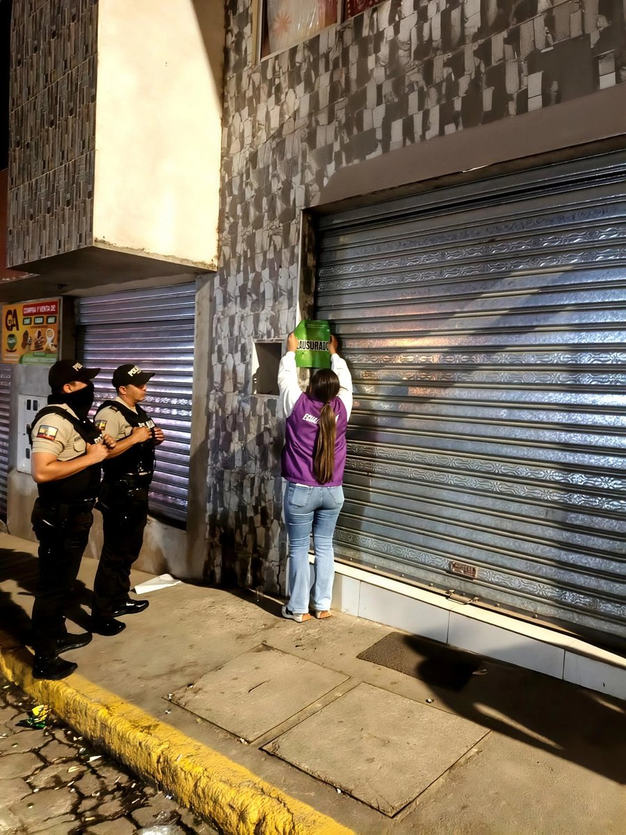 goberzamora's tweet photo. 🚫 En #Chinchipe, a través de la Comisaria Priscila Alberca, en articulación con Policía Nacional, realizó operativos en centros de diversión nocturna, donde se detectó que un bar permitía el ingreso de personas sin documentos de identidad. https://t.co/M6t1QuSo69