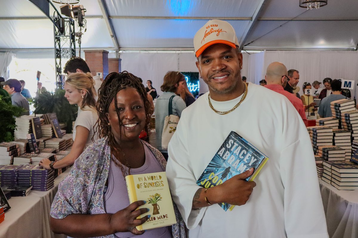 tulanealumni's tweet photo. Bookending the Weekend 

We're ready to relive every moment of @NOLAbookfest. Such an incredible time seeing all the booklovers connecting with their favorite storytellers on the Uptown campus and all around the city.

📰: https://t.co/mLpKsa8wyj https://t.co/8RCqz7V40S