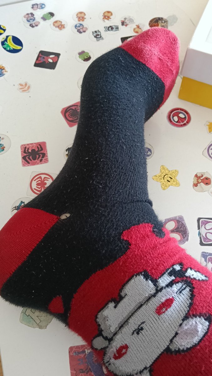 BuffyGPZ's tweet photo. @PamplingNews por qué tooooodos vuestros calcetines se rompen en el mismo sitio?? Tanto mios como de mi marido. Están como nuevos pero se van a la basura porque se nos rompen siempre ahí. A alguien más?? https://t.co/eETZpbcGEH