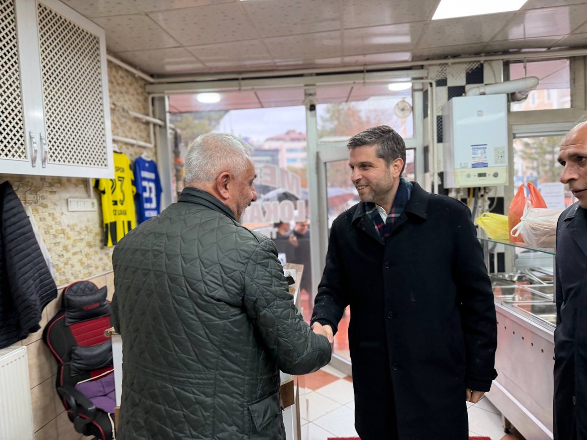 mahmutnazirli's tweet photo. Karakoçan’da kıymetli esnafımız ve hemşehrilerimizle bir araya gelerek hasbihal ettik.
Alın teriyle çalışan, üretime ve şehrimizin ekonomisine katkı sağlayan esnafımızın taleplerini dinledik, gönül köprülerimizi daha da güçlendirdik.

Misafirperverlikleri ve samimi sohbetleri için tüm hemşehrilerimize teşekkür ediyorum.