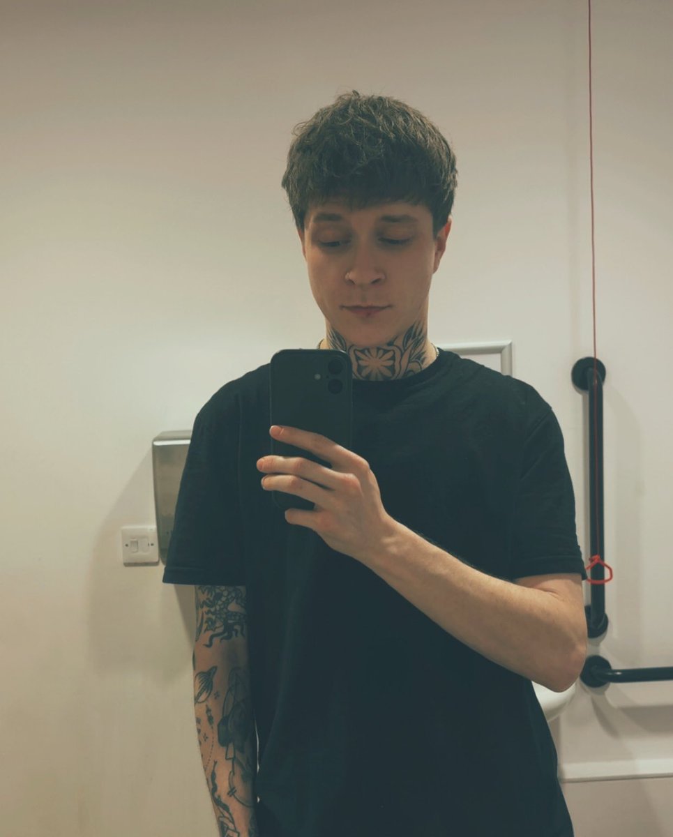 dem0n1imbs's tweet photo. 26 but still looking 16 https://t.co/bzzXpENvNe