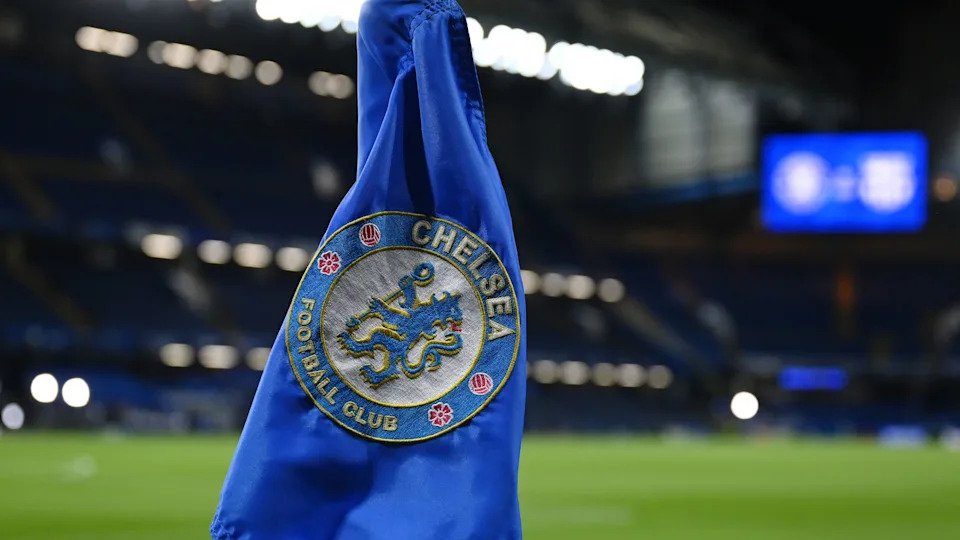 AddedTimeFR's tweet photo. 🚨 BREAKING: Chelsea sanctionné d'une amende record de £10.75M + interdiction de transfert pendant 1 AN ! La Premier League frappe fort contre les Blues pour violations financières! 💰⚠️ #CFC #PremierLeague https://t.co/cShonNXpoG