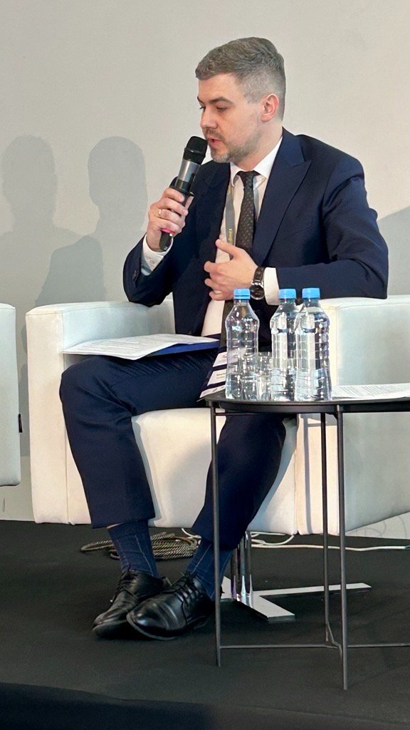 PortPolska_info's tweet image. 🚄 - Prezentujemy systemowe podejście do sieci kolejowej📈. Punktem wyjścia jest dla nas możliwe różne zastosowanie linii kolejowych. Nasze projekty konsultujemy szeroko z wojskiem, uwzględniając wytyczne infrastruktury podwójnego przeznaczenia #DualUse - Michał #Pyzik, dyr.