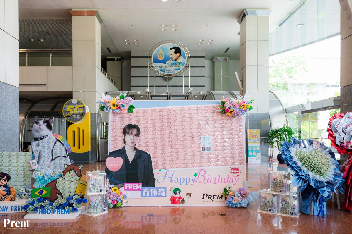 PremSpace_THFC's tweet photo. ──     PREM SPACE's café. ♡

ขอบคุณของขวัญทุกชิ้น ช่อเงินทุกช่อ แบคดรอปเงินทุกชิ้นที่มอบให้เปรมนะคะ 🎂🩵

28TH CHAPTER OF PREM
#FirstDateWithPrem2026 https://t.co/sjgNorsJTd