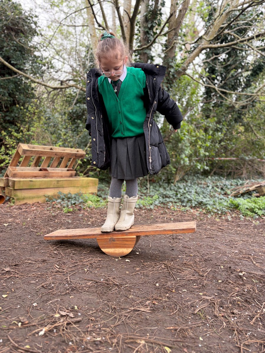 HurstParkSchool's tweet image. 📷A fantastic day of outdoor learning! From mastering whittling with potato peelers to make allotment plant markers, to climbing trees and testing our balance 📷. We even squeezed in some planting! #ForestSchool #OutdoorLearning #Year4 #NaturePlay @LEOforestschool @LEOacademies
