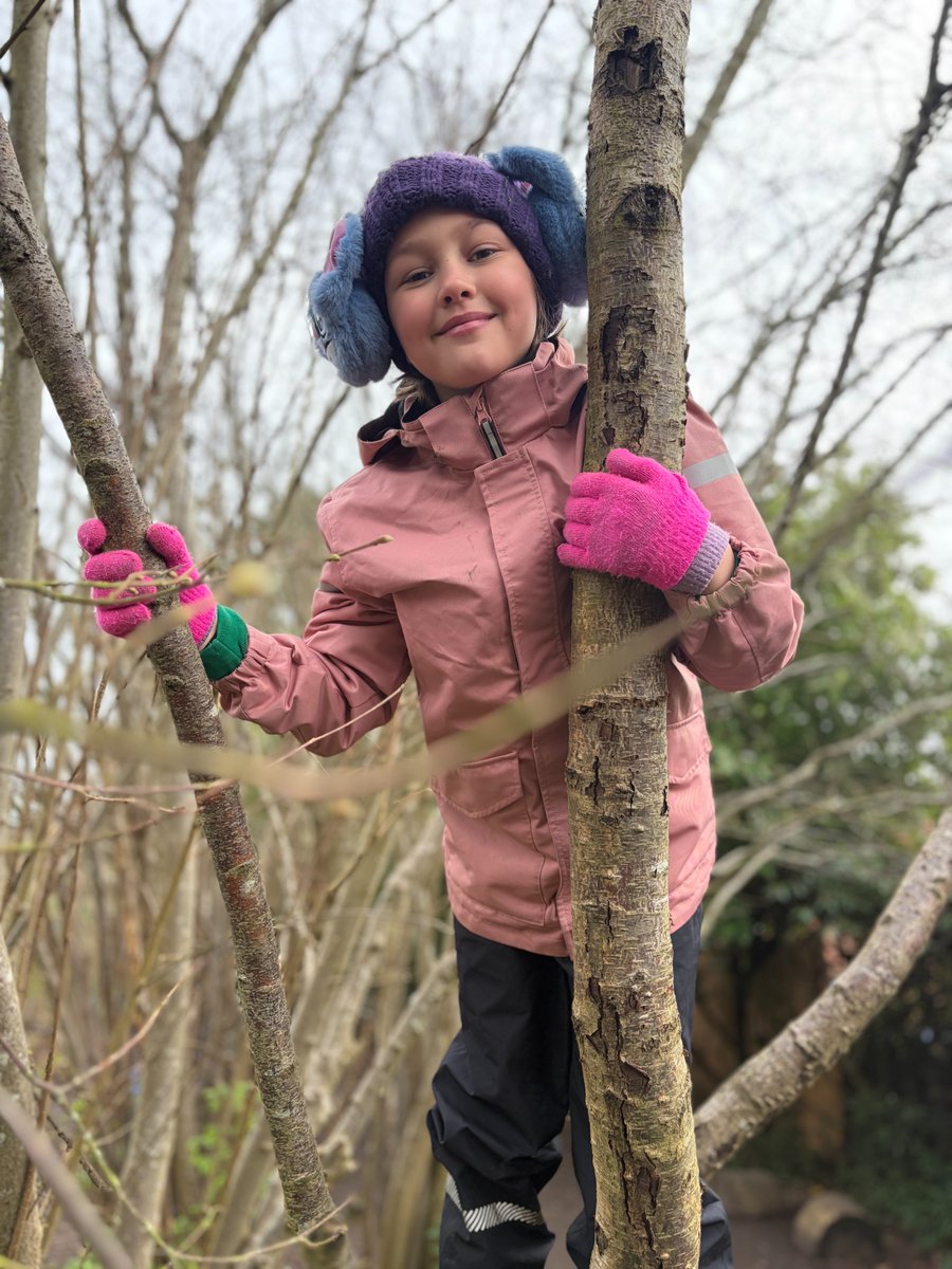 HurstParkSchool's tweet image. 📷A fantastic day of outdoor learning! From mastering whittling with potato peelers to make allotment plant markers, to climbing trees and testing our balance 📷. We even squeezed in some planting! #ForestSchool #OutdoorLearning #Year4 #NaturePlay @LEOforestschool @LEOacademies