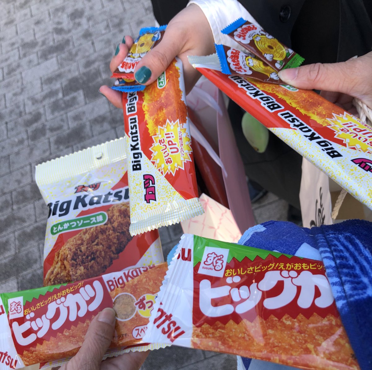 Yellowjasmin__'s tweet photo. 今年も楽しかった🫴
2019年の初全ツ用に作ったうちわ久々に持っていったらファンサ貰えた神だった( )
リンパ管炎真っ只中で絶対安静包帯グルグル腕吊り参戦は、永遠の思い出にします https://t.co/go9ueeMwFd