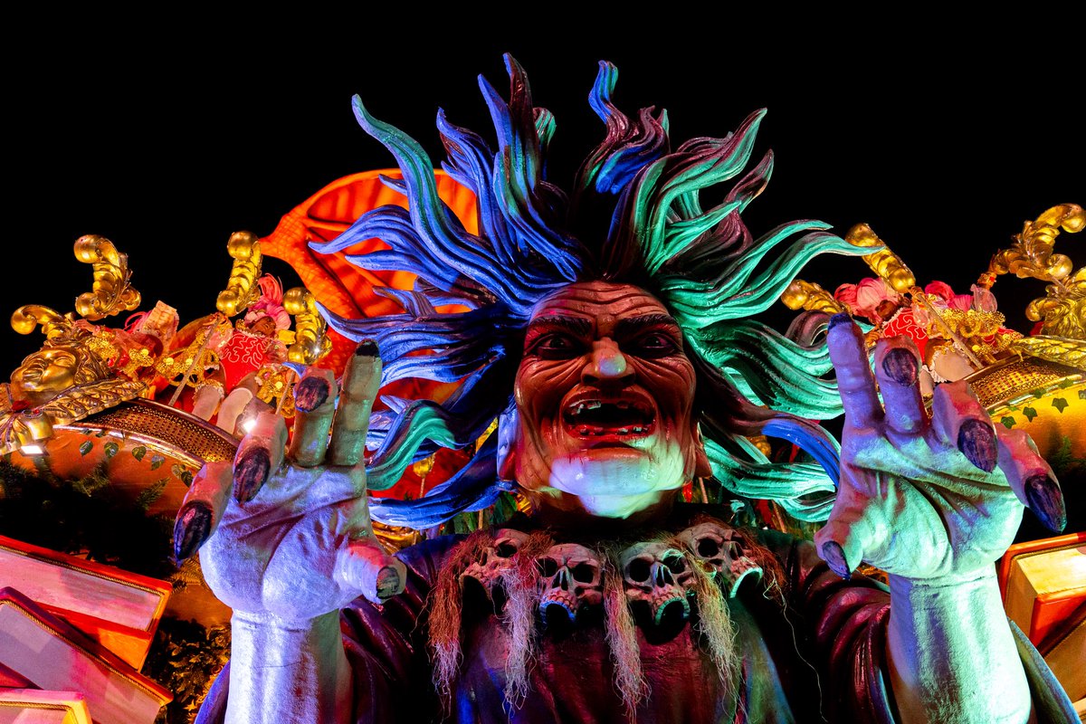 Salgueiroficial's tweet photo. Segundou por aqui com uma pergunta que não sai da nossa cabeça… 🤯❤️🤍

A gente ainda não superou o abre-alas do nosso desfile.
Era tanto detalhe, tanta referência à arte da professora, que toda hora aparece uma coisa nova que a gente não tinha visto.

E vocês, família?
Qual detalhe do abre-alas fez vocês ficarem de queixo caído? 👀

Conta aqui!
E se tiver pergunta também, manda que o @jorgeluizts responde.
