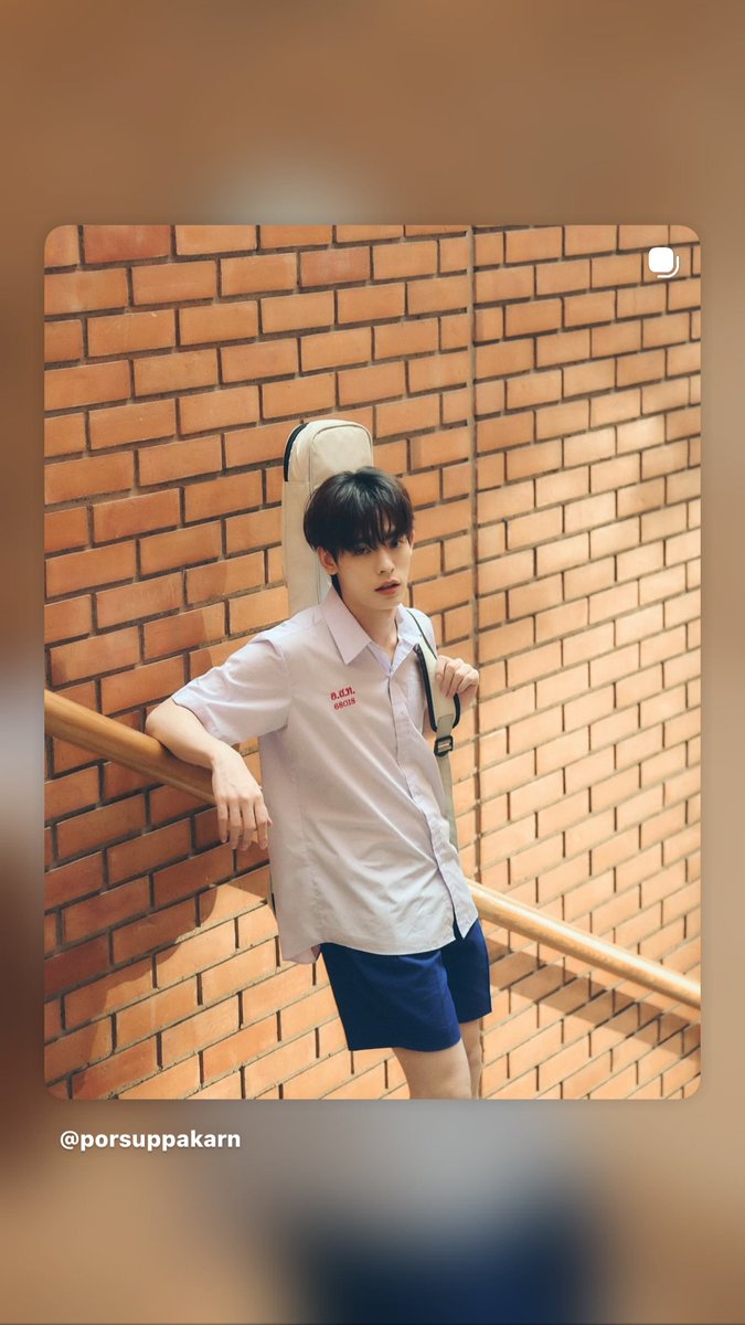 Porsuppakarn开学照：砖墙吉他箱