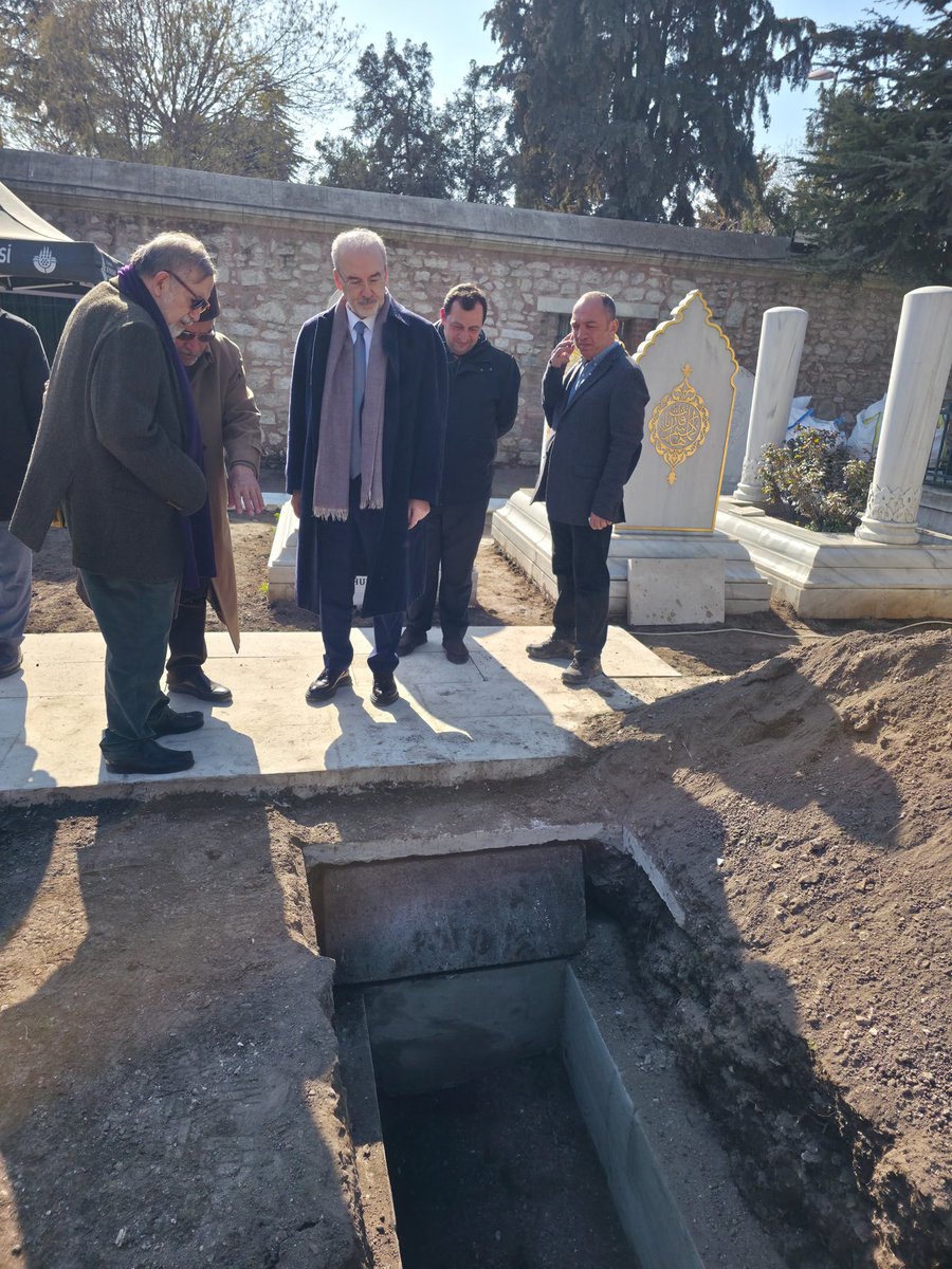 mhulkicevizoglu's tweet photo. 📍İstanbul, Fatih Camii

Rahmetli Prof. Dr. Halil İnalcık'ın talebesi, Osmanlı ve Cumhuriyet tarihi yanında Avrupa, Ortadoğu ve Rus tarihi uzmanı da olan kıymetli hocamız Prof. Dr. İLBER ORTAYLI'yı son yolculuğuna uğurladık.

İlber hocamız, tarihçiler Prof. Dr. Halil İnalcık (hocası) ve Prof. Dr. Kemal Karpat ile Fatih Sultan Mehmet’in de bulunduğu Fatih Camii Haziresine defnedildi.

Bilim dünyası ve ülkemiz için büyük kayıptı.

Allah rahmet eylesin, mekânı cennet olsun.
